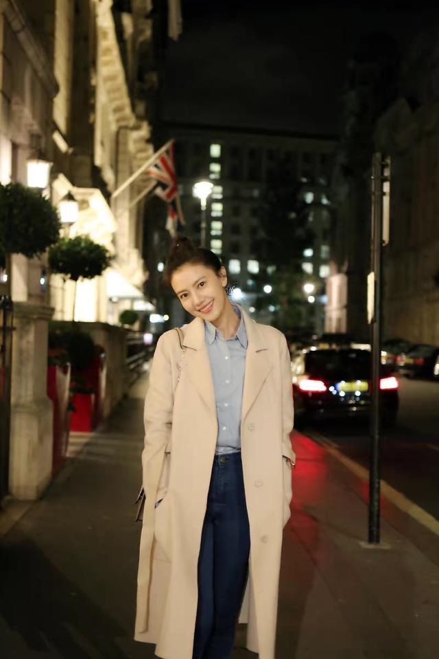 42岁高圆圆晒变装视频，穿条纹休闲衫扎丸子头，笑容甜美清纯可爱