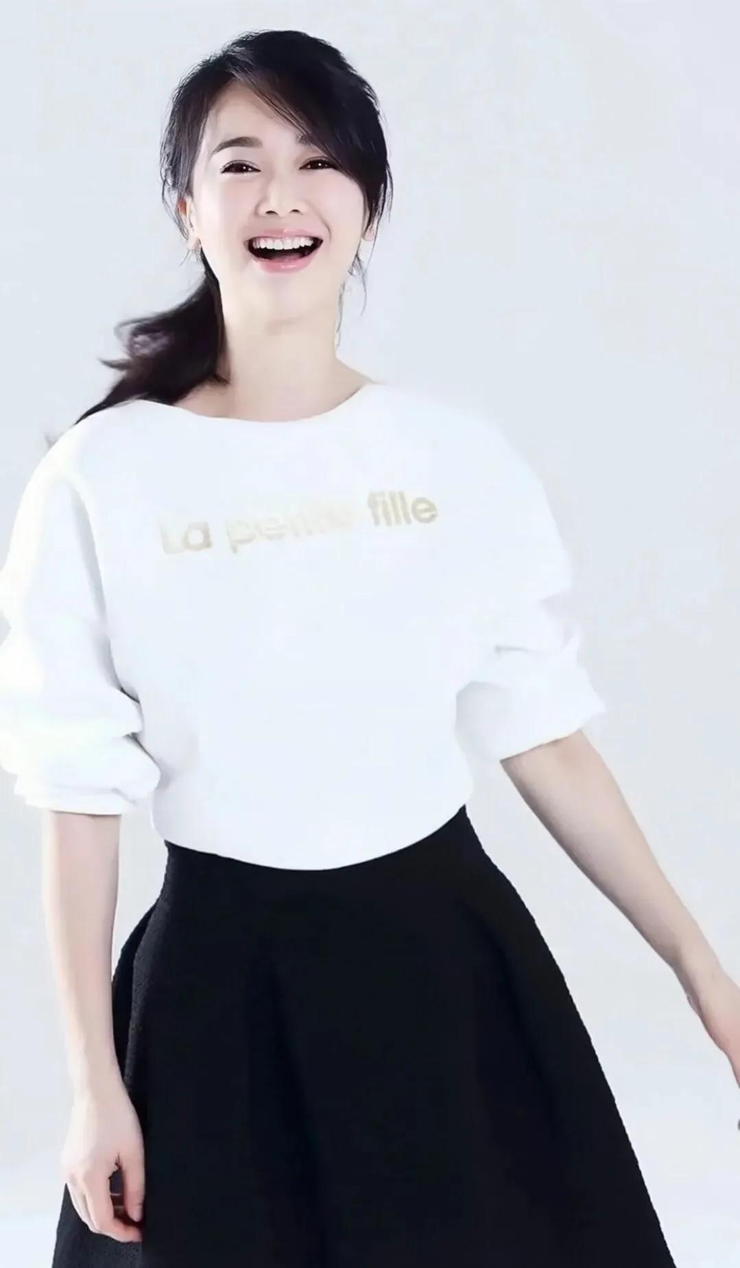 左小青腰肢柔软保养有道，美出高级感