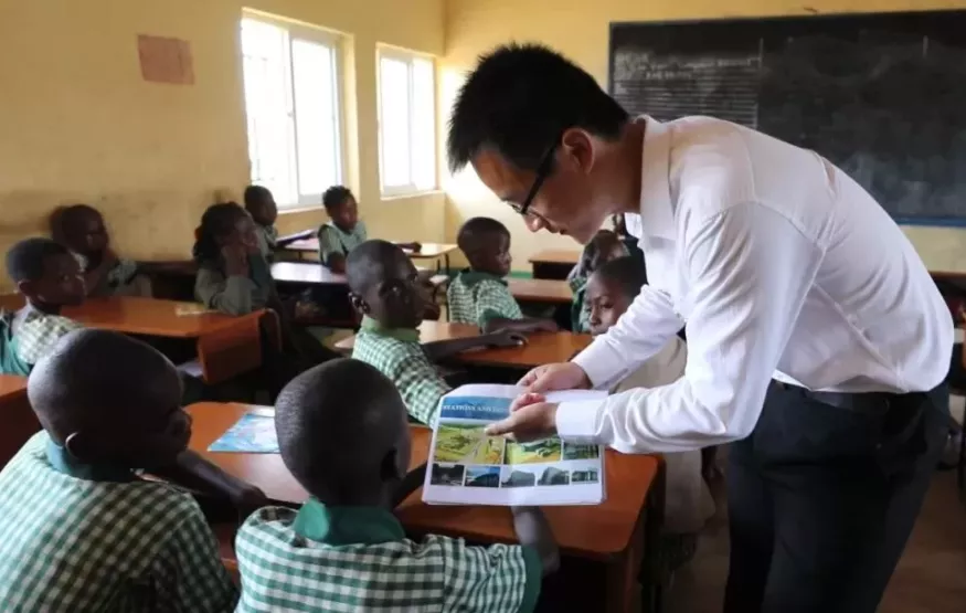 3年前,80后河南小伙在非洲当上酋长土皇亲自册封,允许妻妾成群