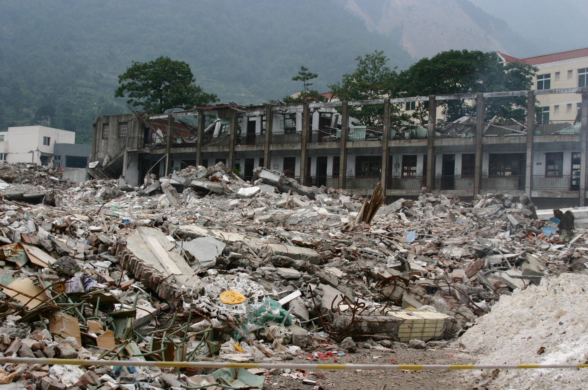 2008年汶川地震中,那些舍命救学生的英雄老师,最小的才21岁