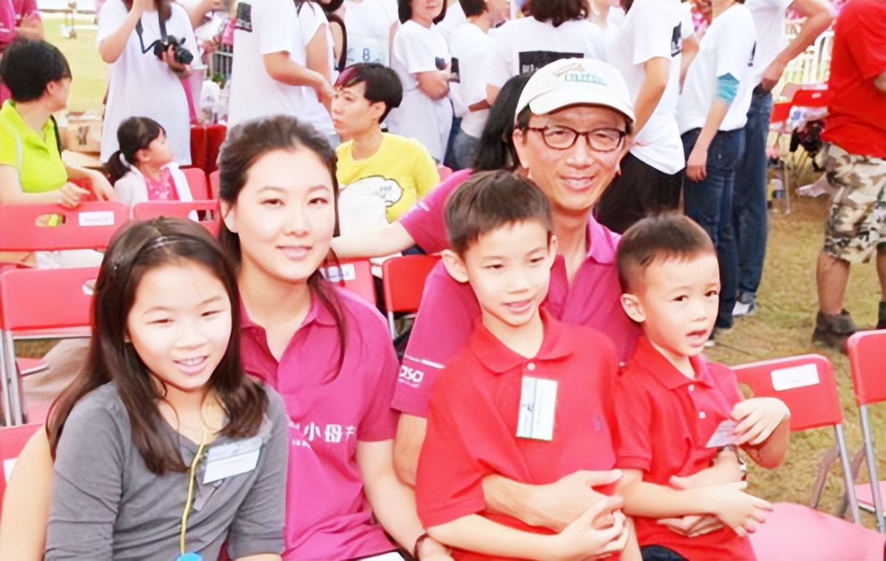 跳水天后伏明霞现状如何（跳水女皇伏明霞近况：71岁丈夫身价百亿，19岁女儿亭亭玉立）