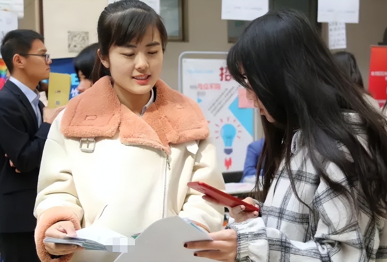 未来十年女生好就业的专业，前景好收入也不差，家有女儿可以看看