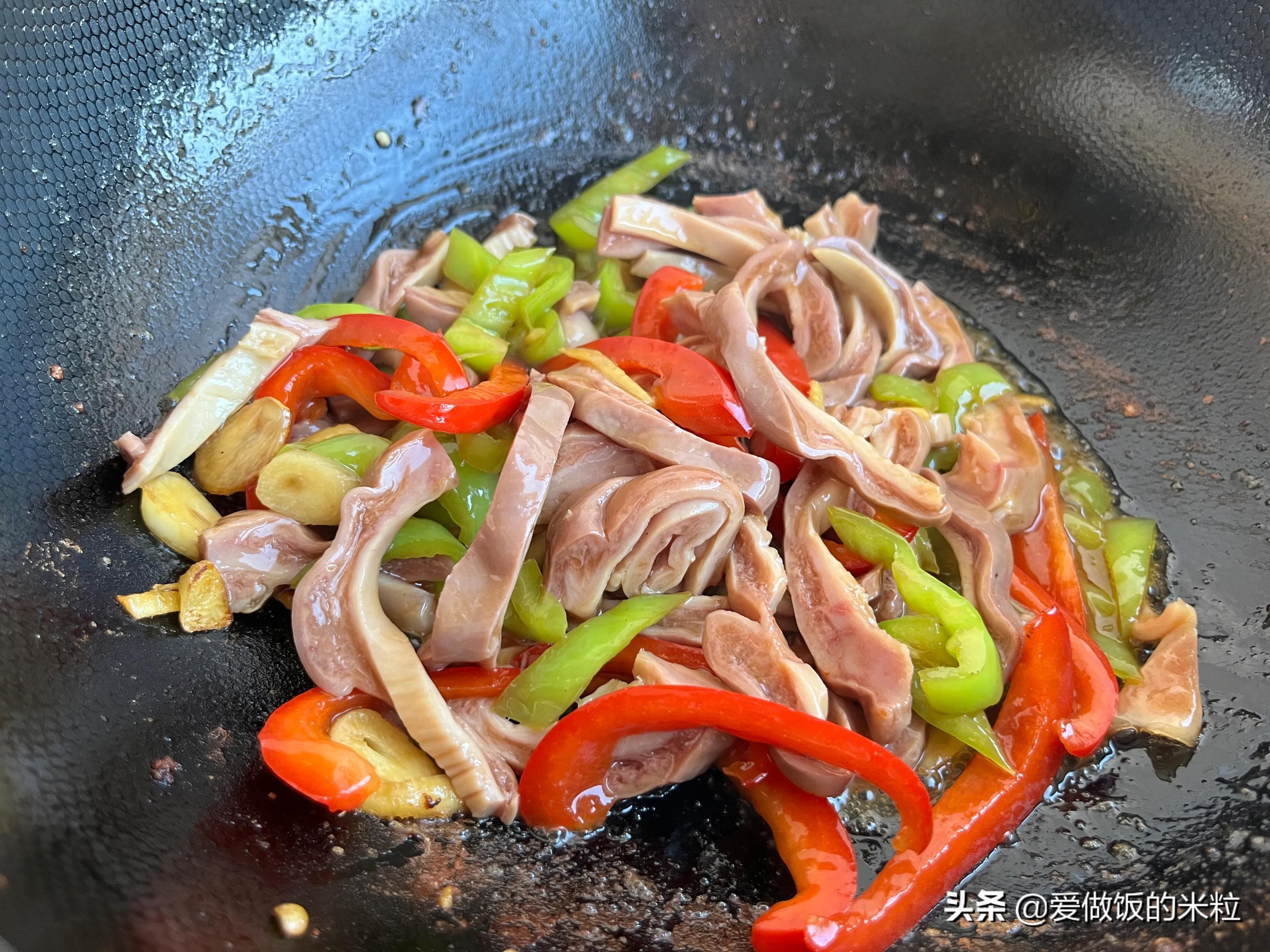 尖椒炒猪肚，一道做法简单的家常菜，香辣好吃又下饭