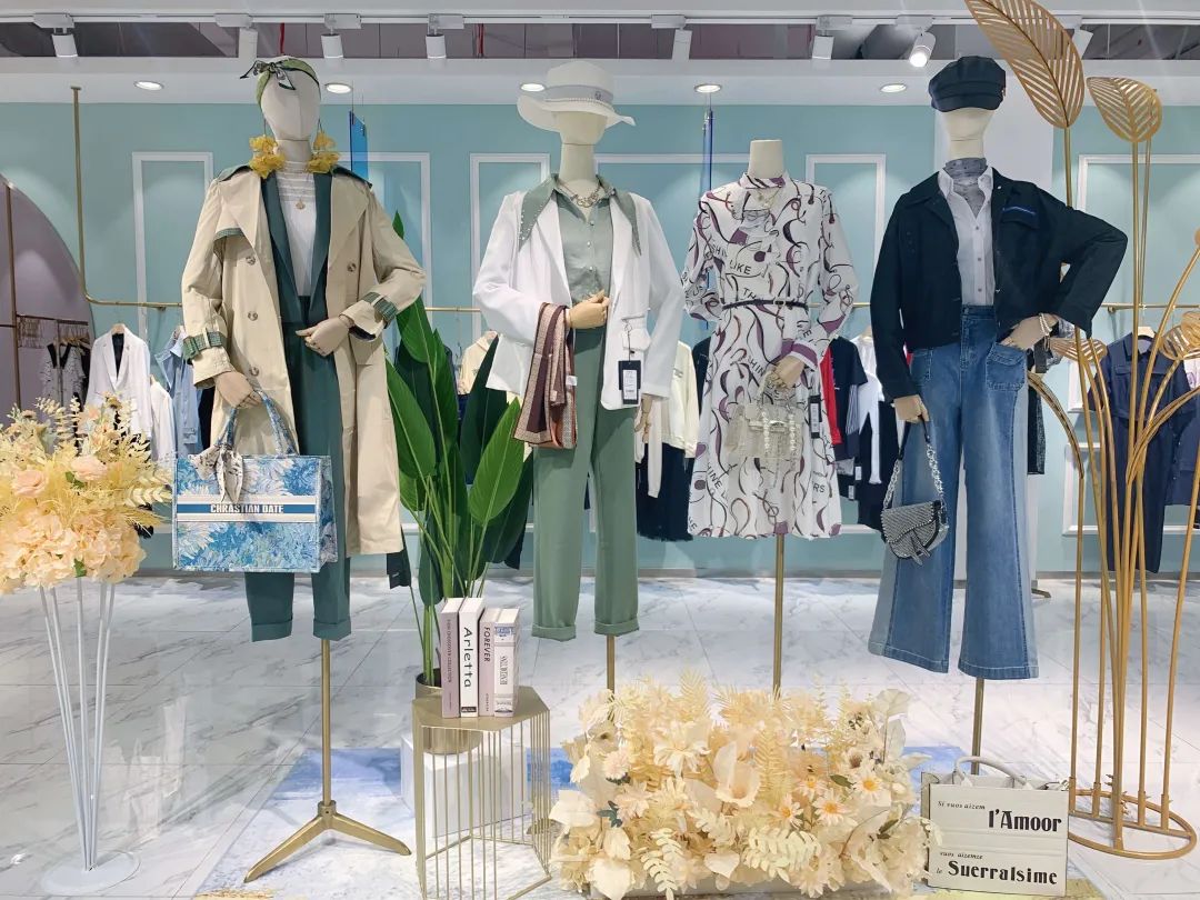 今袖女装,自成立至今,她对时尚有着异乎寻常的敏锐嗅觉,每一季经典的