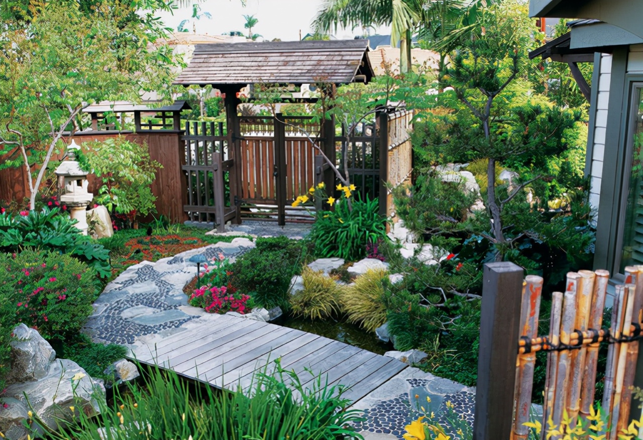 而想在大城市中完成这个愿景,那就是在买房的时候,选择带小院的一楼