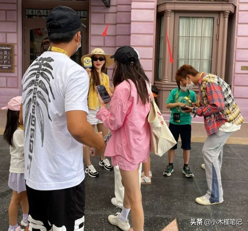 环球影城偶遇霍思燕一家，嗯哼变化大被赞帅气，妹妹疑似也在现场