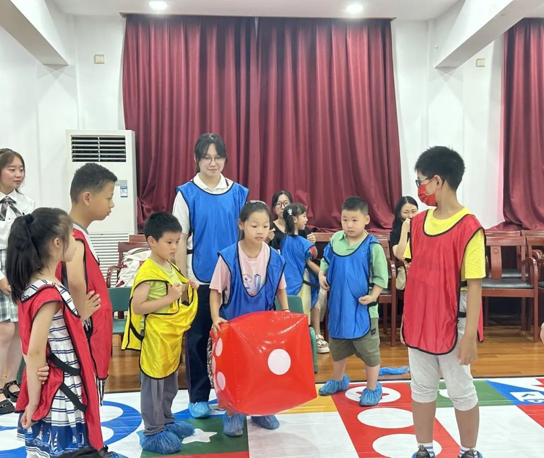 玩过“真人版”飞行棋吗?孩子们在这里理解“生命”