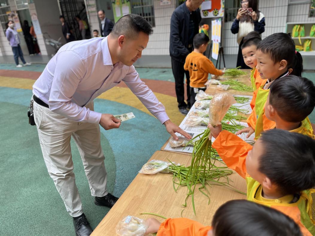 【幼儿教育】蓝山县实验幼儿园开展蔬菜义卖活动