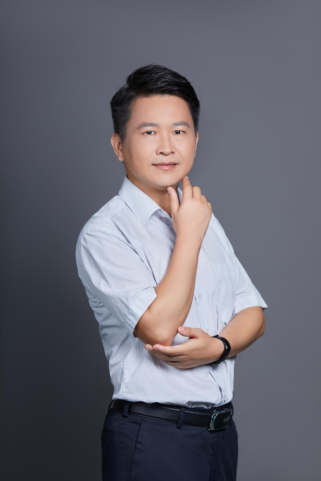 湖南中医药大学名师彭亮:三尺讲台传承“针推疗百病”