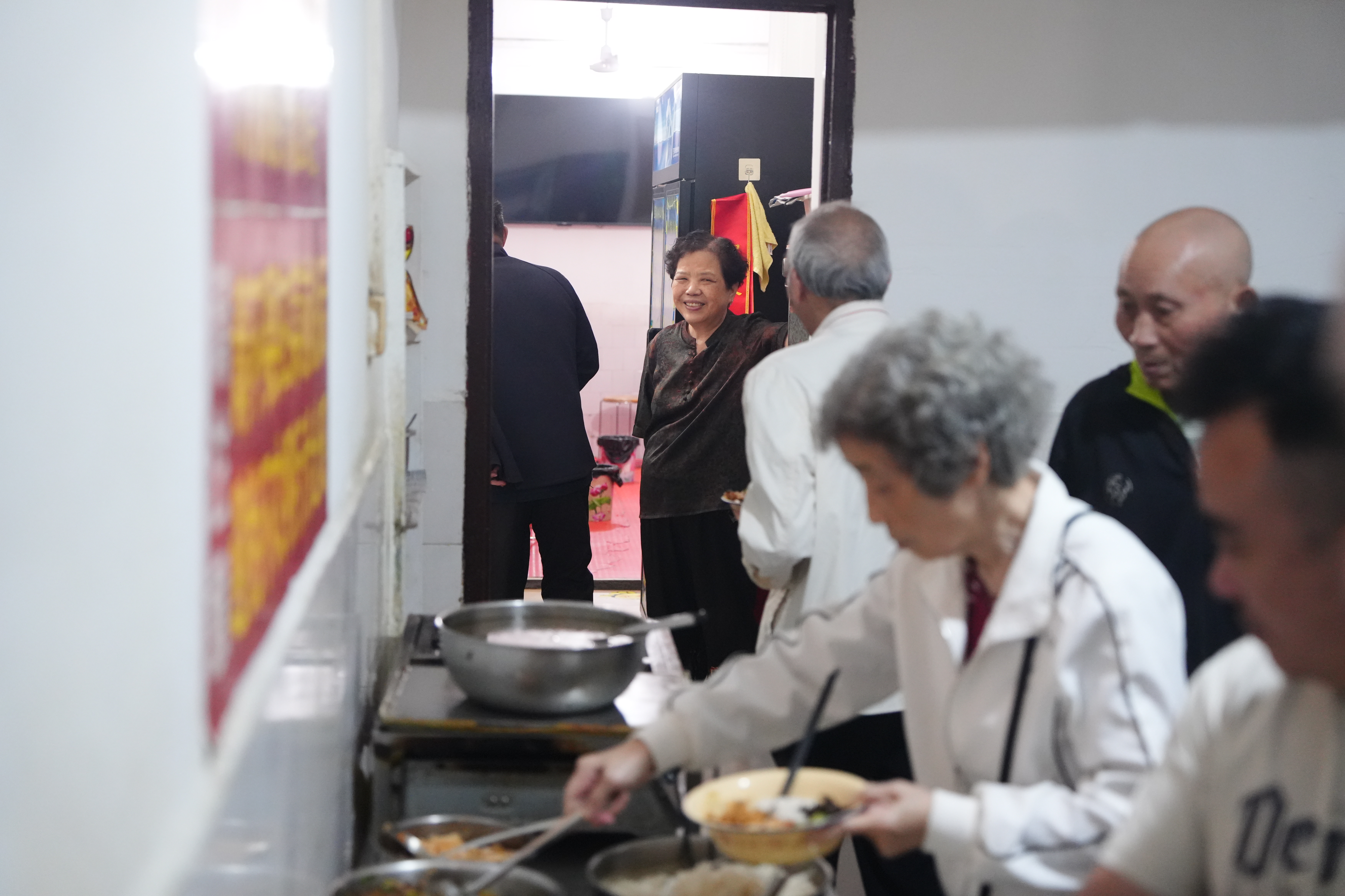 邵阳奶奶6元自助餐馆的30年时光：老主顾一声“照旧”，她就懂了