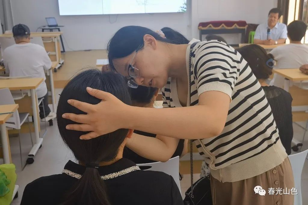 山东省青岛市崂山区中韩街道**山色社区开展小儿推拿爱心课堂