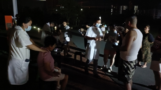 菏泽:家门口摆摊义诊 中医“健康夜市”惠民生