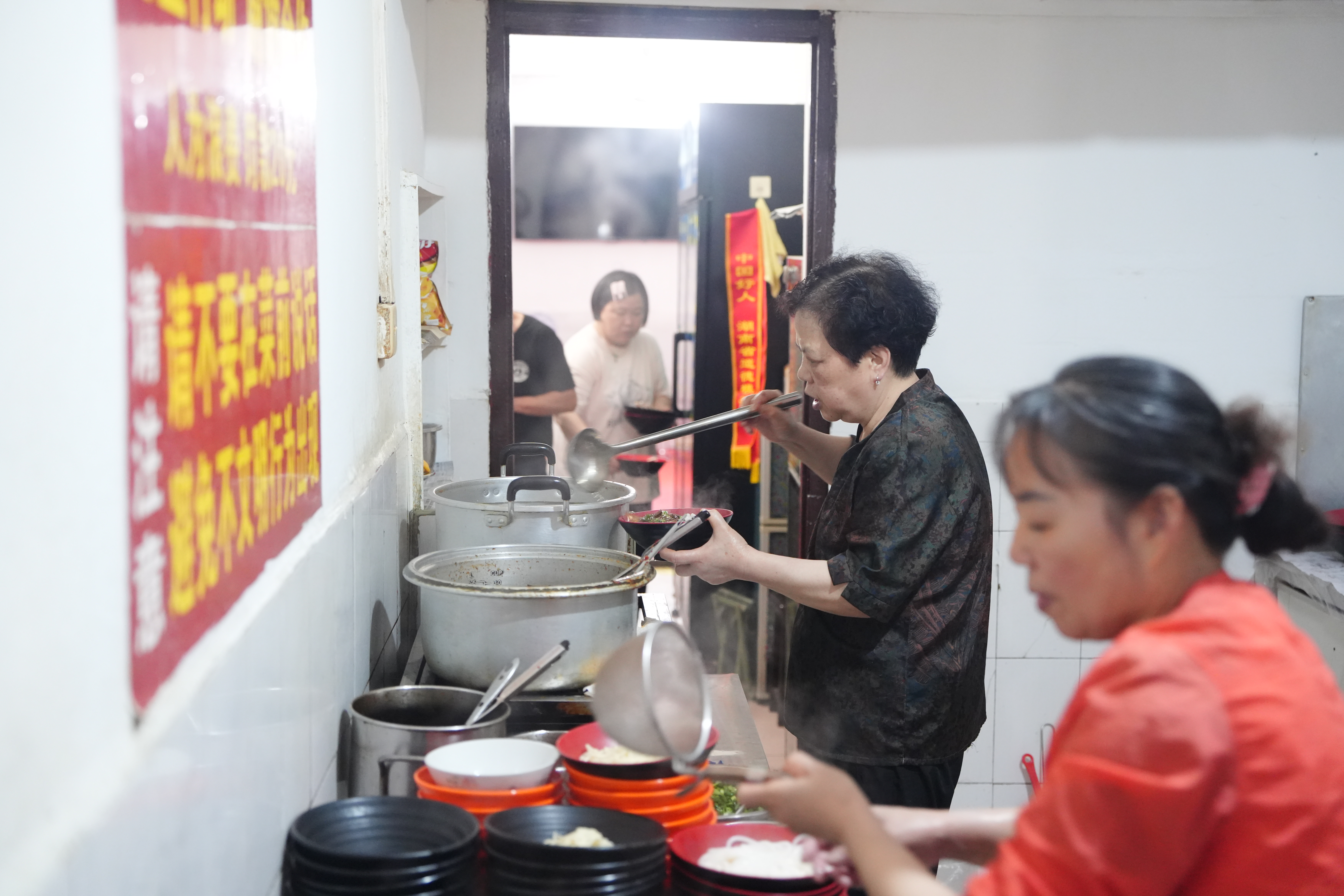 邵阳奶奶6元自助餐馆的30年时光：老主顾一声“照旧”，她就懂了