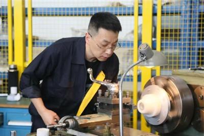 上海空间推进研究所特级技师王志江:  以过硬专业本领不断刷新航天加工的“精度”