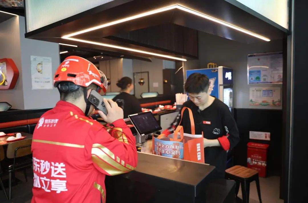 美团、京东、阿里外卖“三国杀”，争的到底是什么?