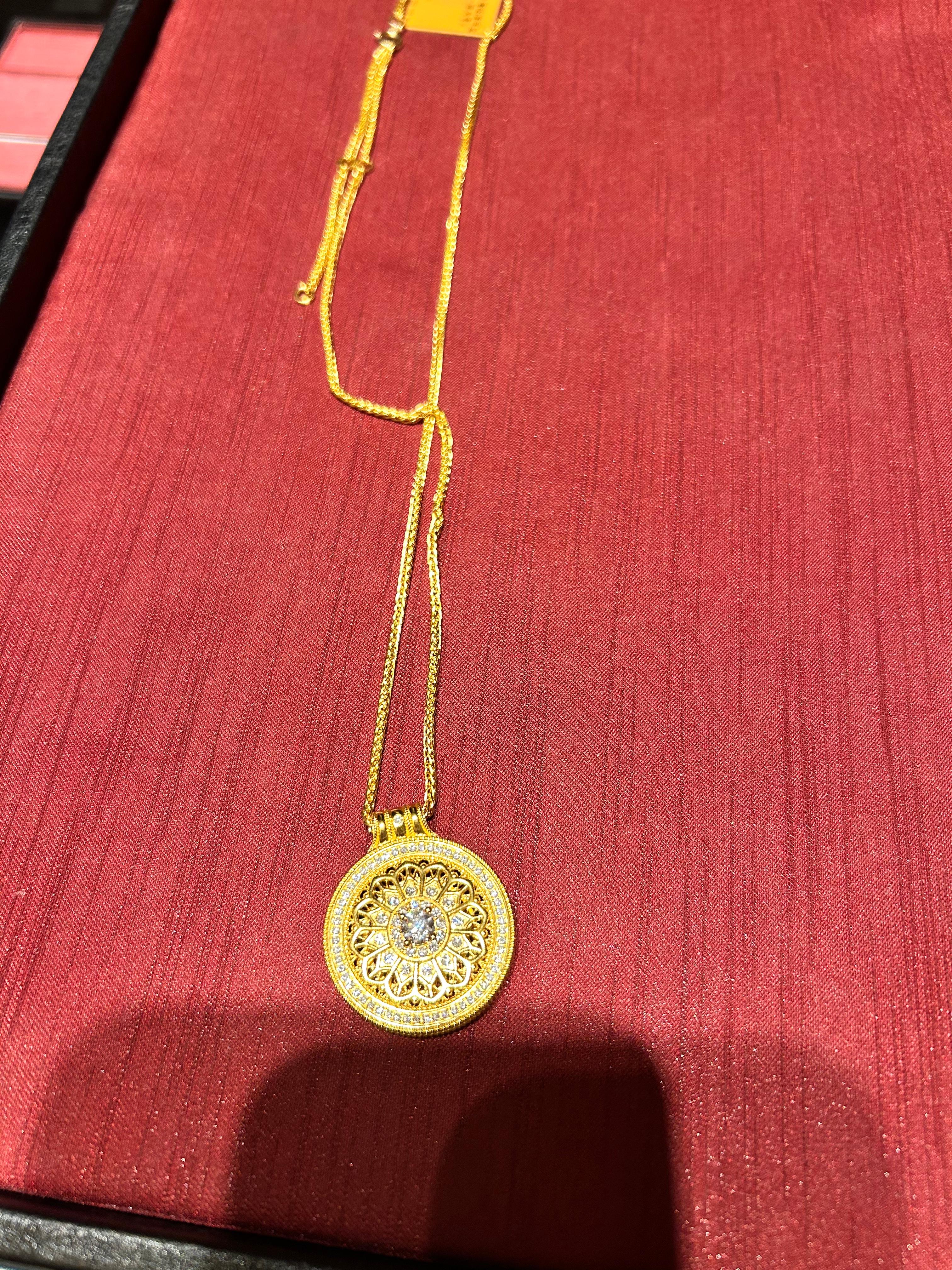 “买时贵，卖时平”反差背后，老铺黄金“奢侈品”如何破局？