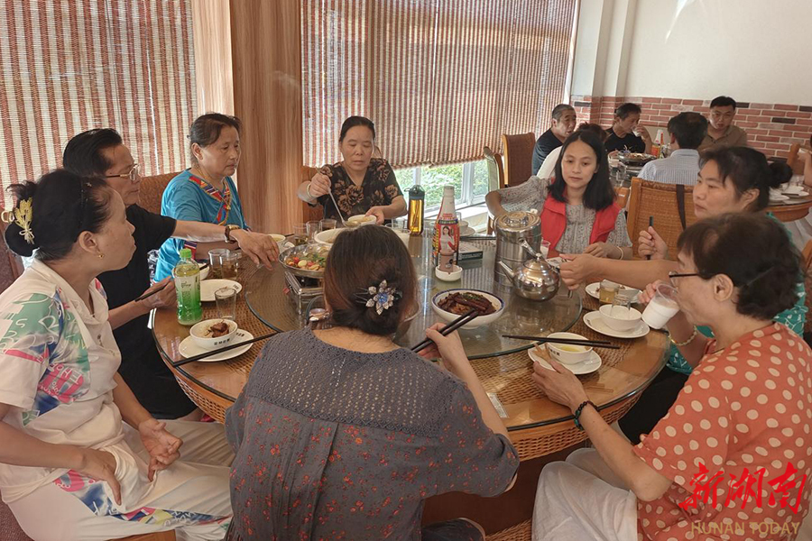 金秋送祝福 关爱暖人心