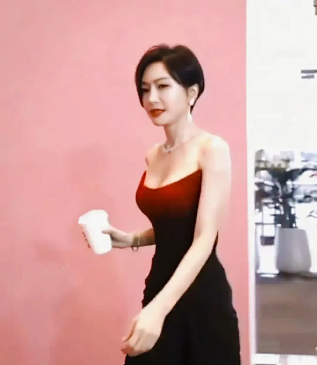 保持身材方面，粉丝称：秦岚可谓是“中年女性标杆”