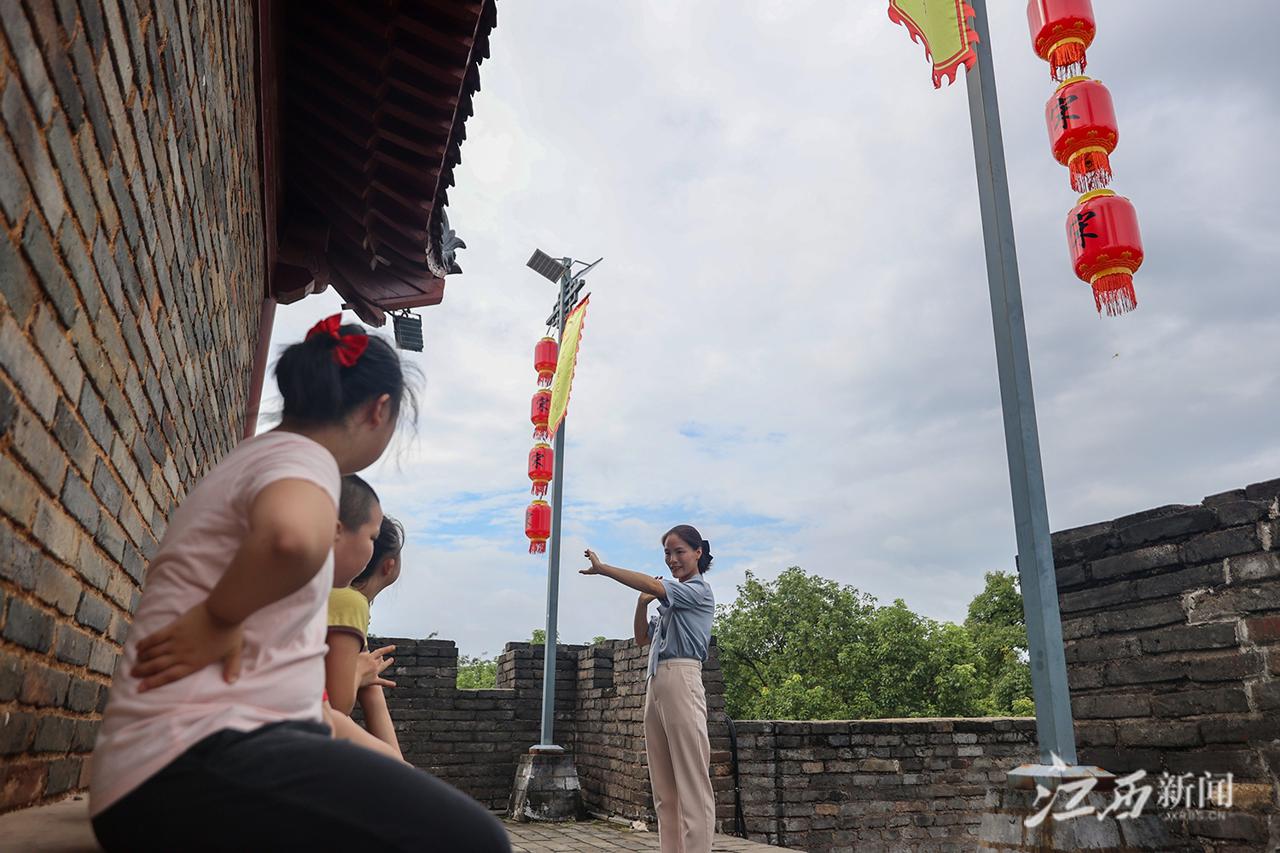 老师牵着你的手 一步一步慢慢走