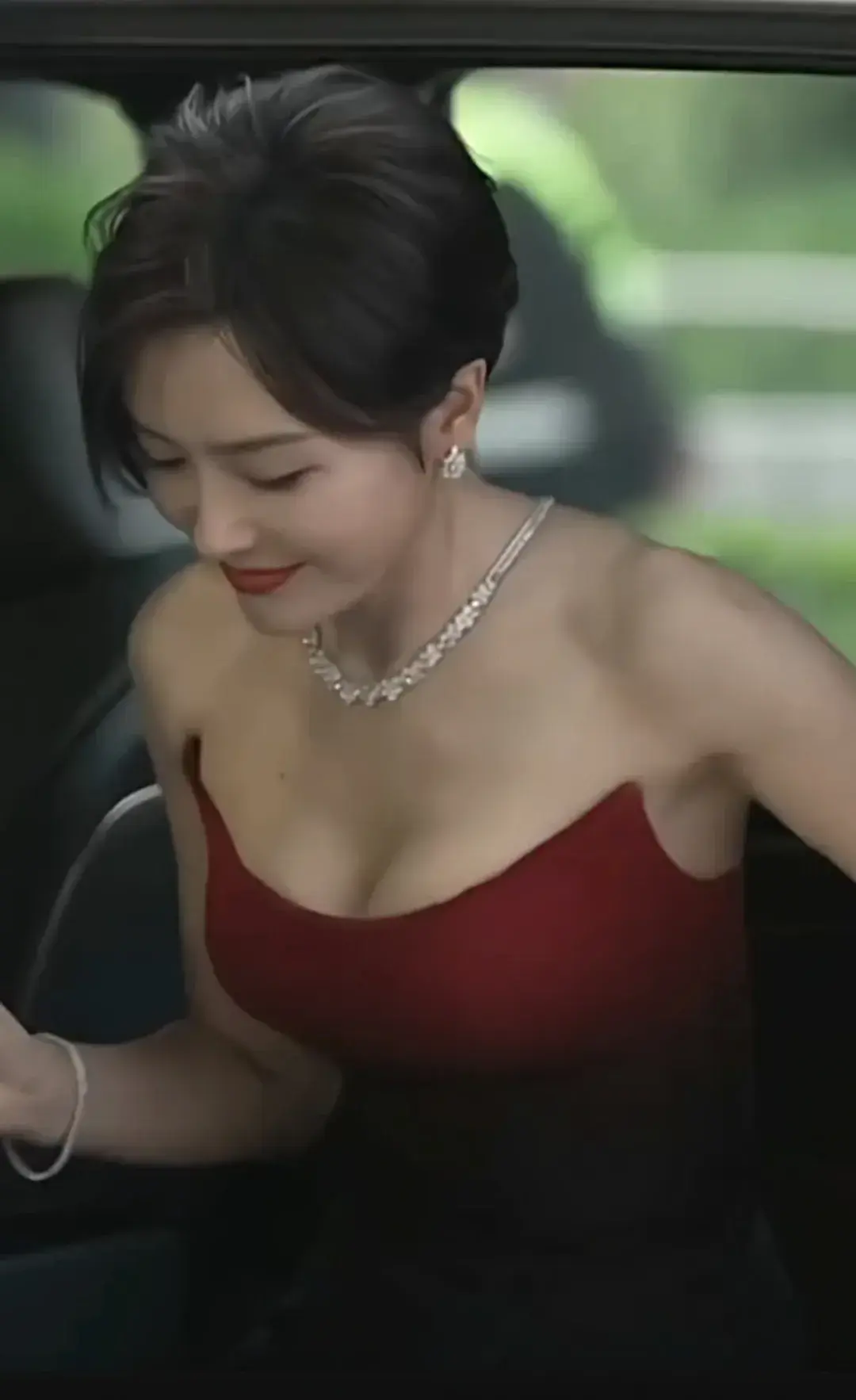 保持身材方面，粉丝称：秦岚可谓是“中年女性标杆”
