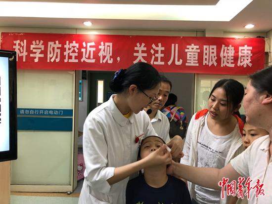 我国儿童青少年总体近视率为52.7%,防控近视五大误区需关注