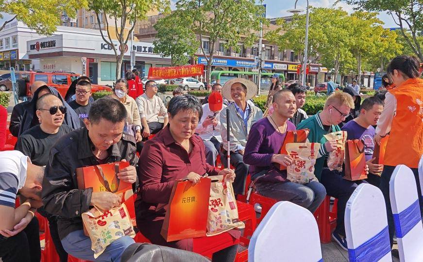 助残办实事 博爱同参与 泰州片仔癀博物馆国际盲人节公益行