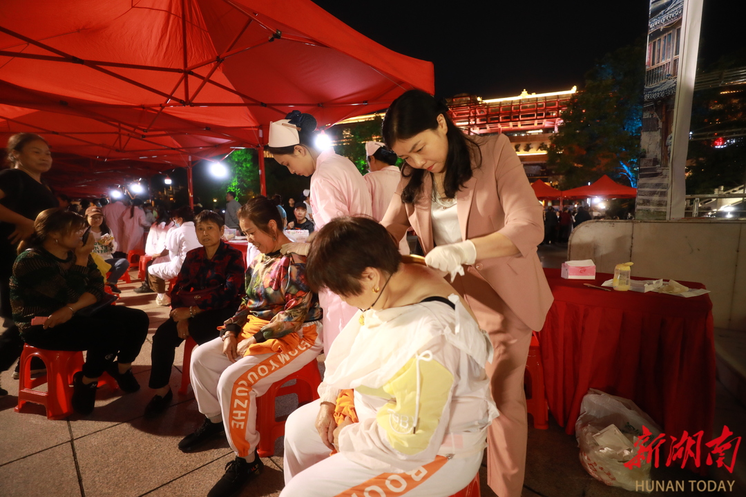 湘西州民族中医院“中医药文化夜市” 走进凤凰县