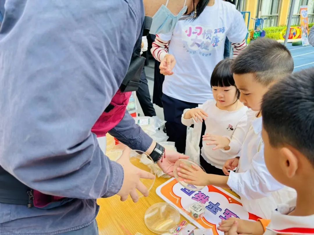 萌娃学“洗手”,争当健康小卫士