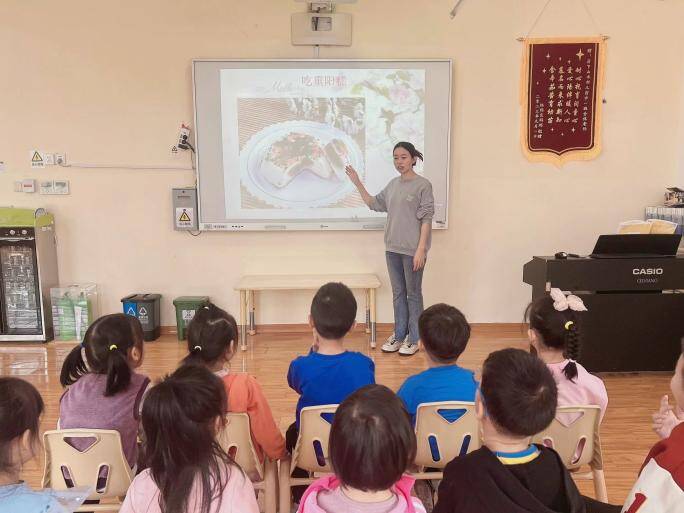太治愈!“老小孩”走进幼儿园 与萌娃共度重阳