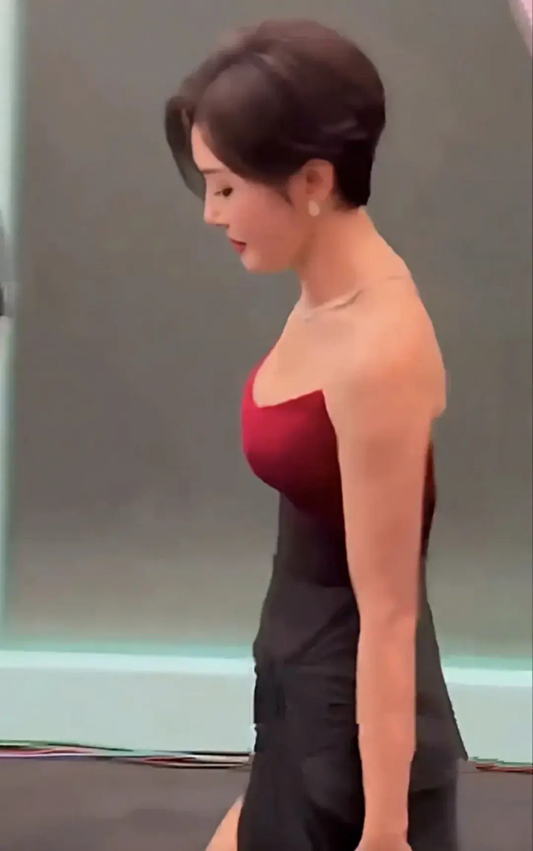 保持身材方面，粉丝称：秦岚可谓是“中年女性标杆”