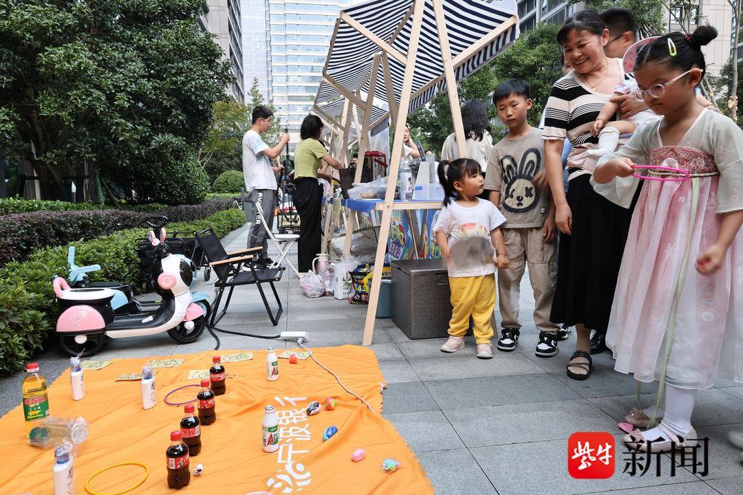 家园社“双节”联动:幼儿园的孩子们在“邻里集市”玩开心了