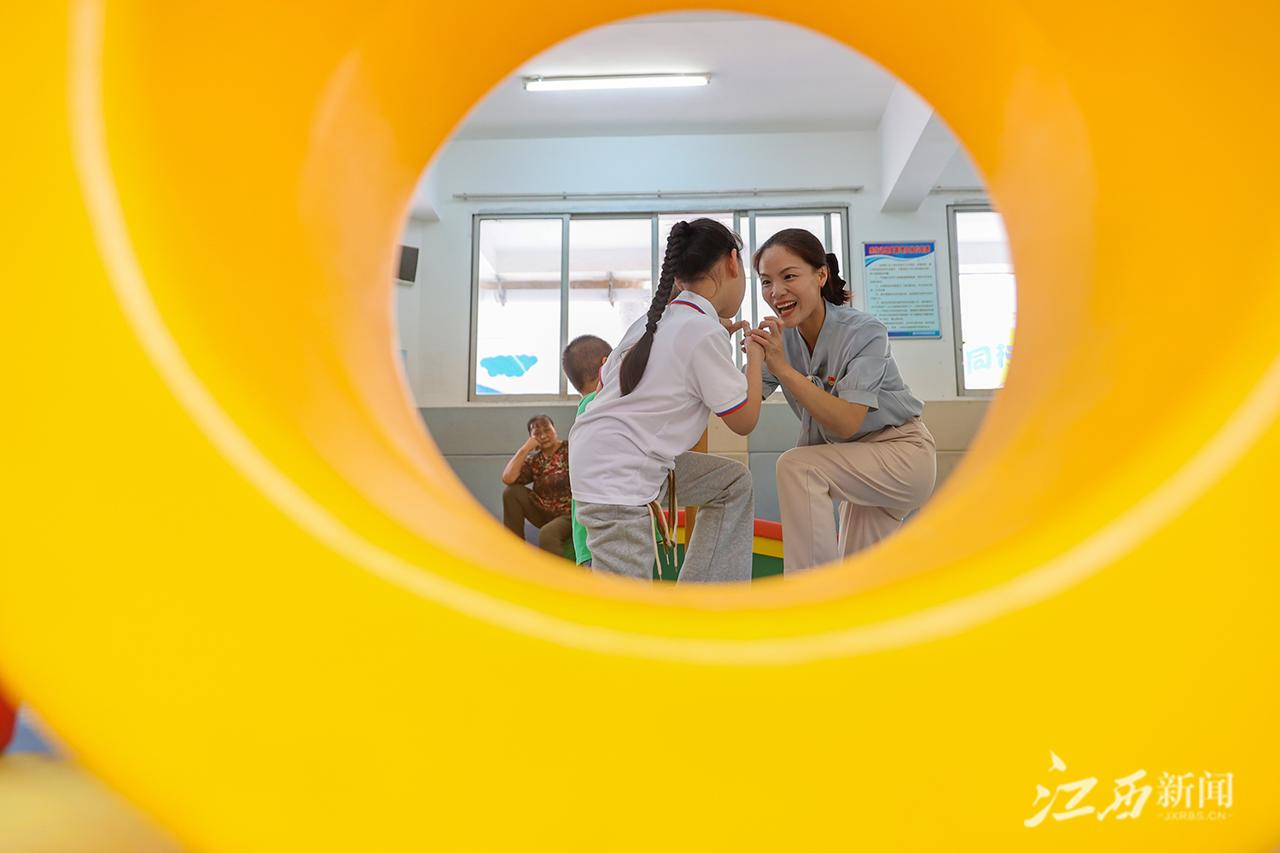 老师牵着你的手 一步一步慢慢走