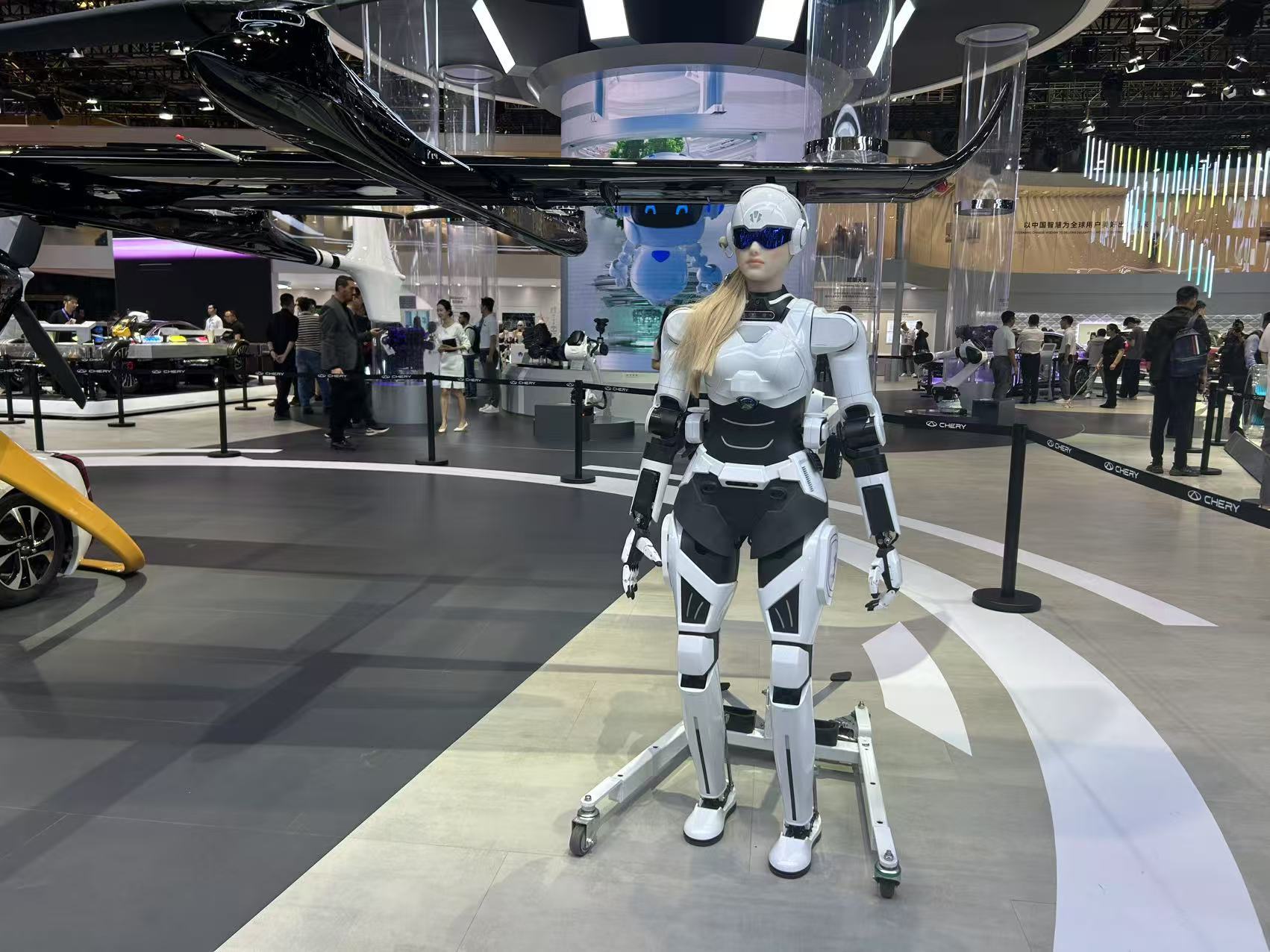 人形机器人成2025上海车展“新宠儿”！小鹏、比亚迪等车企都布局了