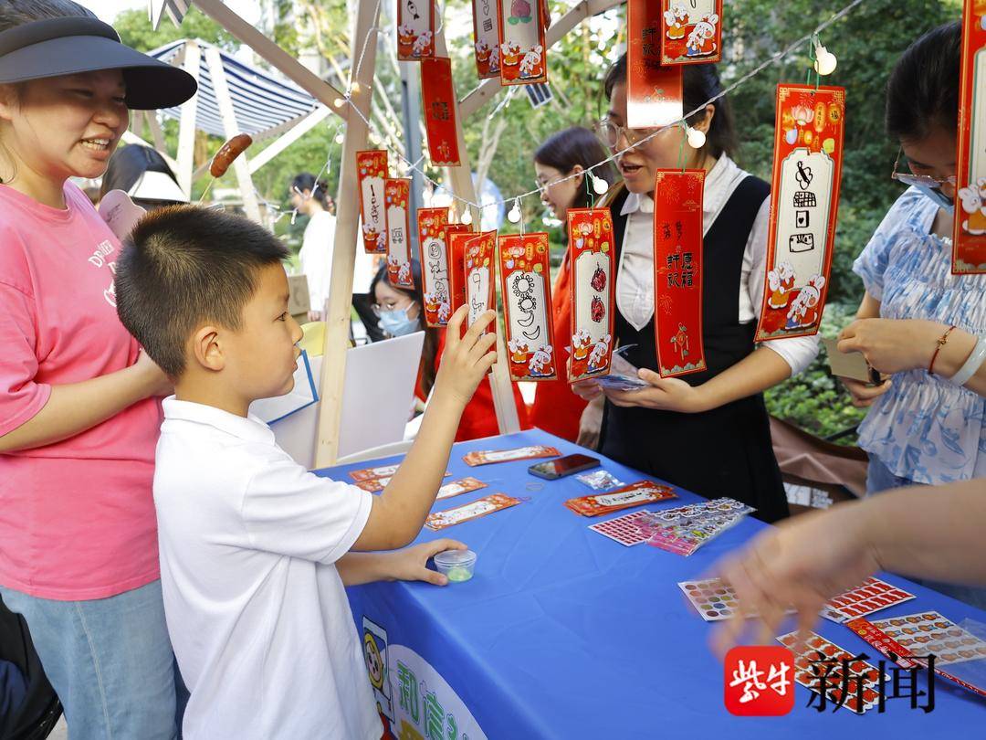 家园社“双节”联动:幼儿园的孩子们在“邻里集市”玩开心了