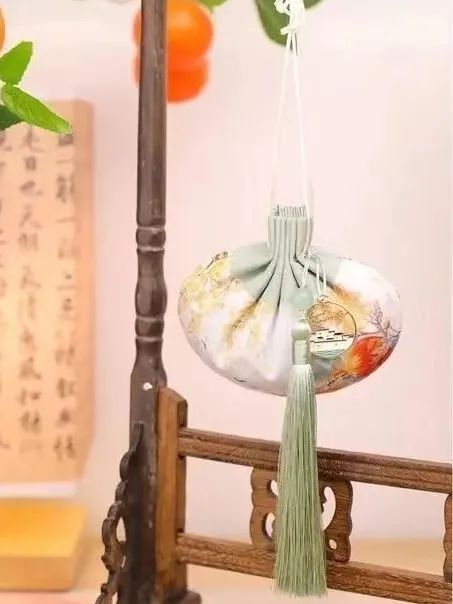 又是过重阳,台榭登临处,茱萸香坠