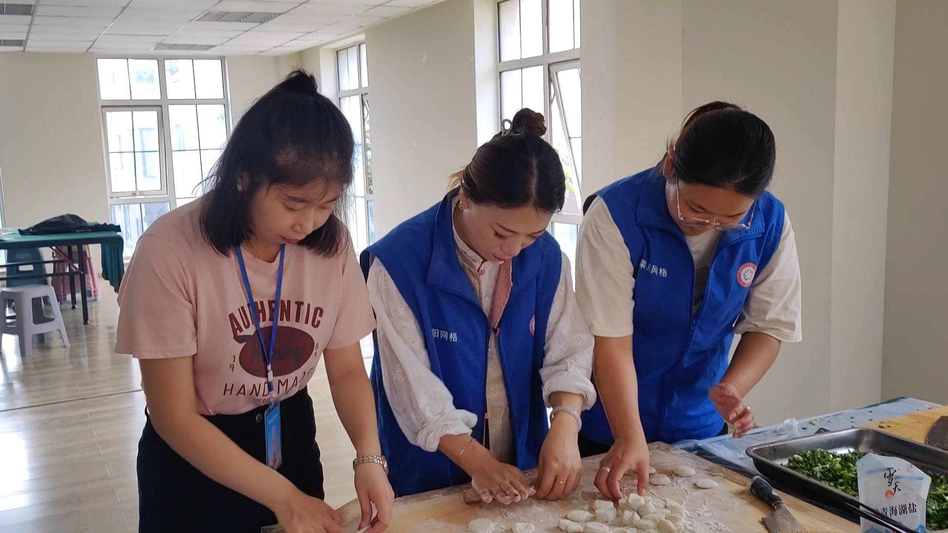 莱阳贤友社区联合爱心企业走访慰问老人和残疾人家庭