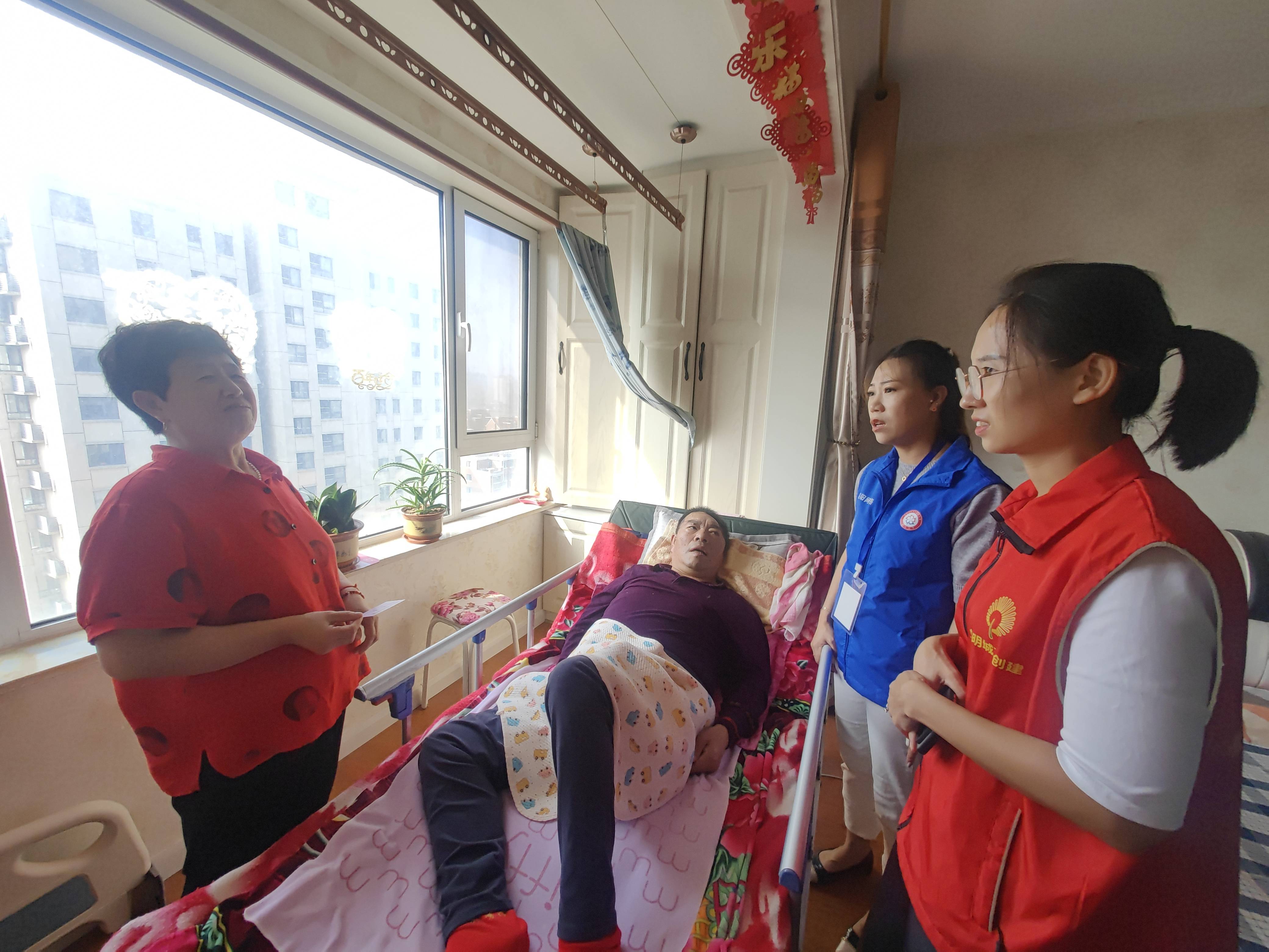 莱阳贤友社区联合爱心企业走访慰问老人和残疾人家庭