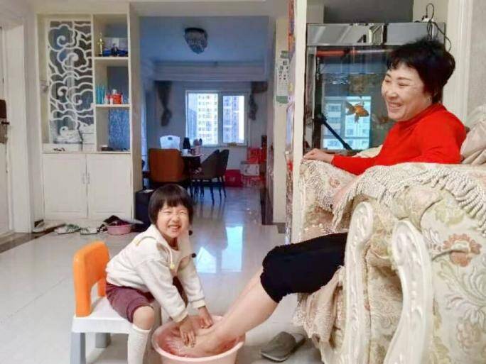 太治愈!“老小孩”走进幼儿园 与萌娃共度重阳