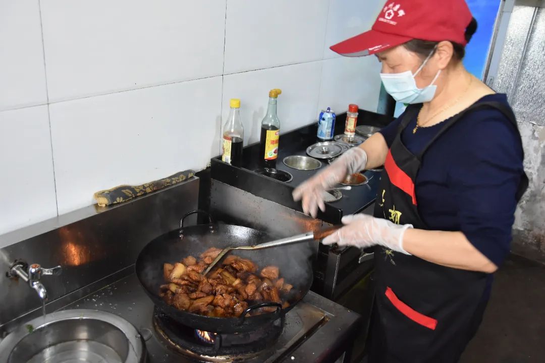 池州这家山里的饭店，仅红烧肉一年卖出2000多碗！| 池州味道