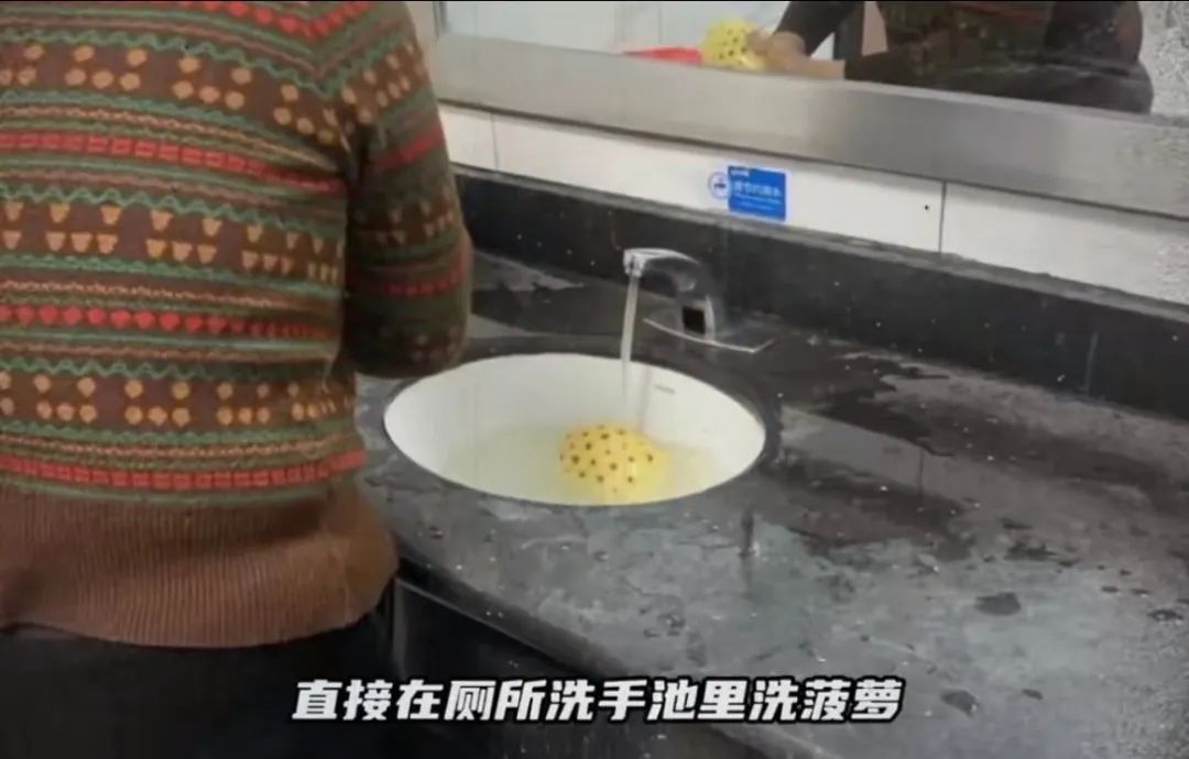 “爱吃菠萝的人天塌了”，看完真的不敢吃了……