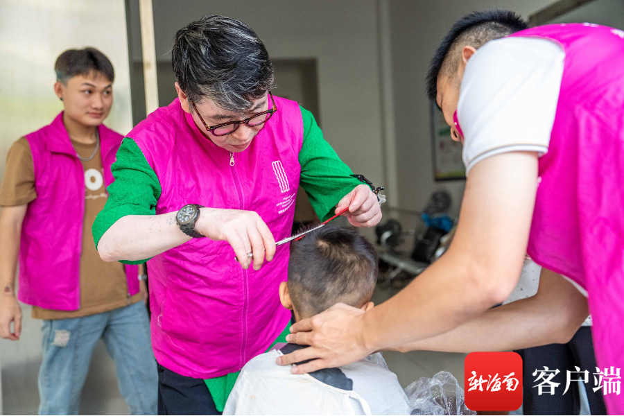 海南省融媒体中心党总支联合省美容美发行业协会党支部开展义剪活动
