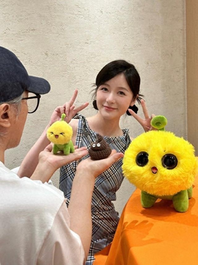 "深经纪人陈震宇晒出2张徐娇的照片写道:"星海漫航,辉耀前程.