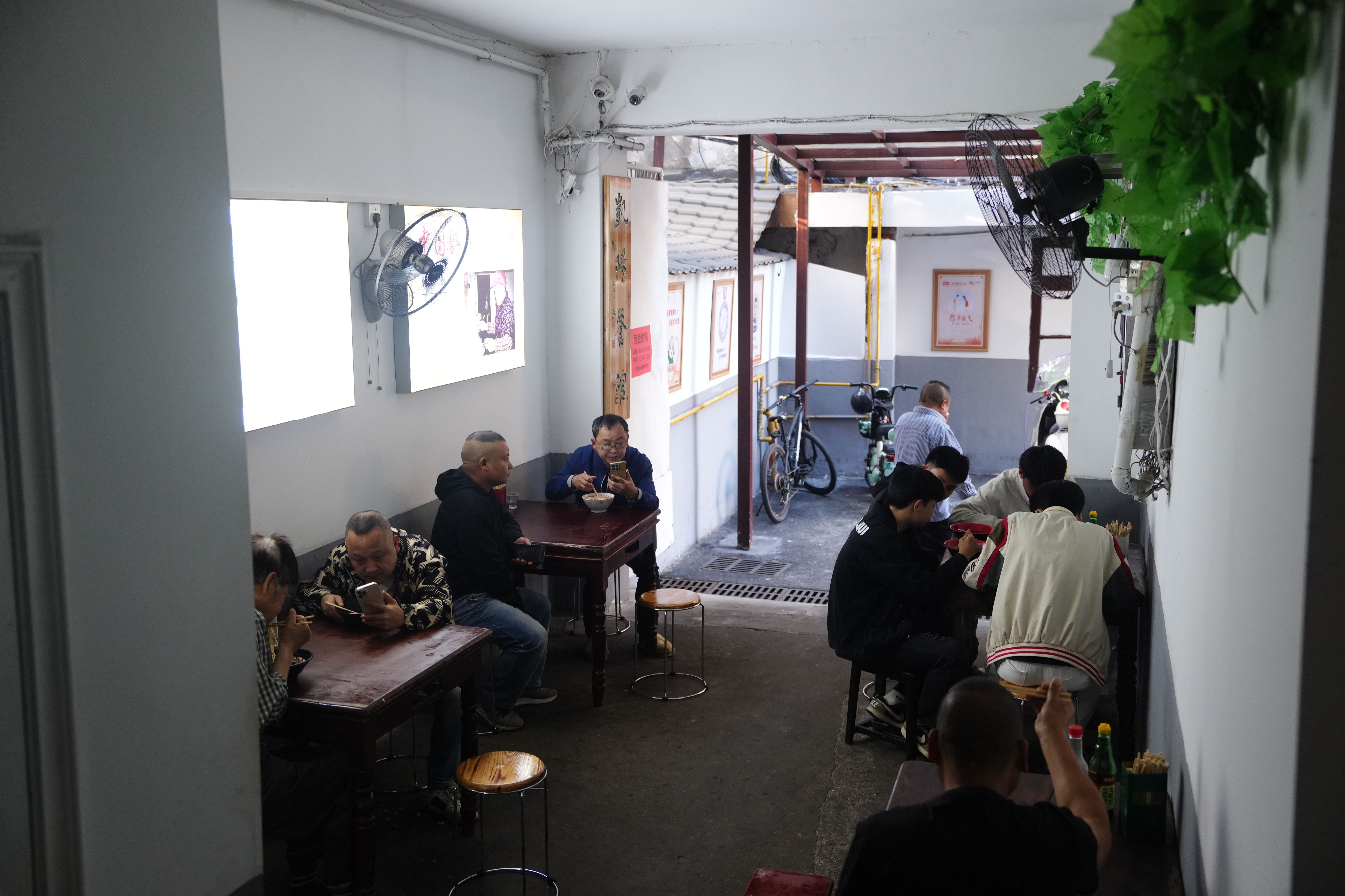 邵阳奶奶6元自助餐馆的30年时光：老主顾一声“照旧”，她就懂了