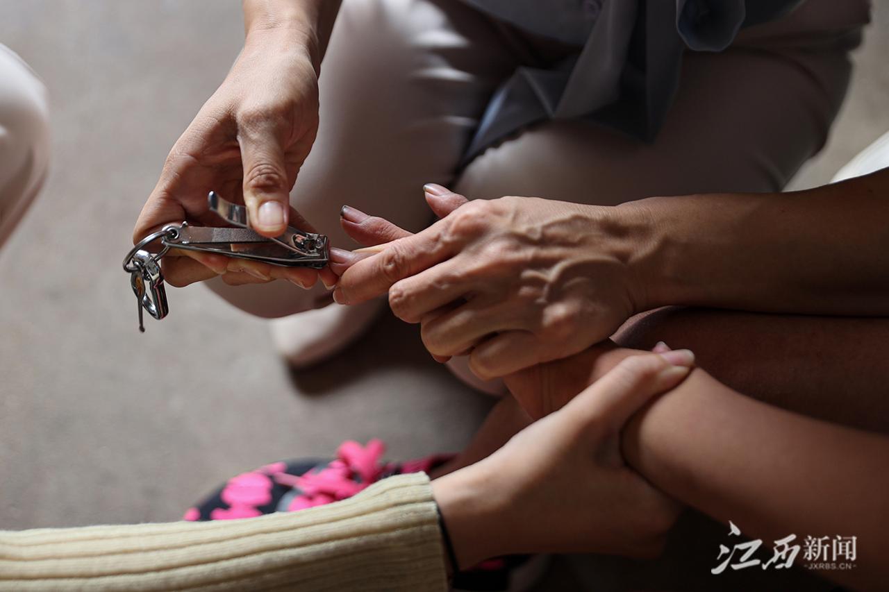 老师牵着你的手 一步一步慢慢走