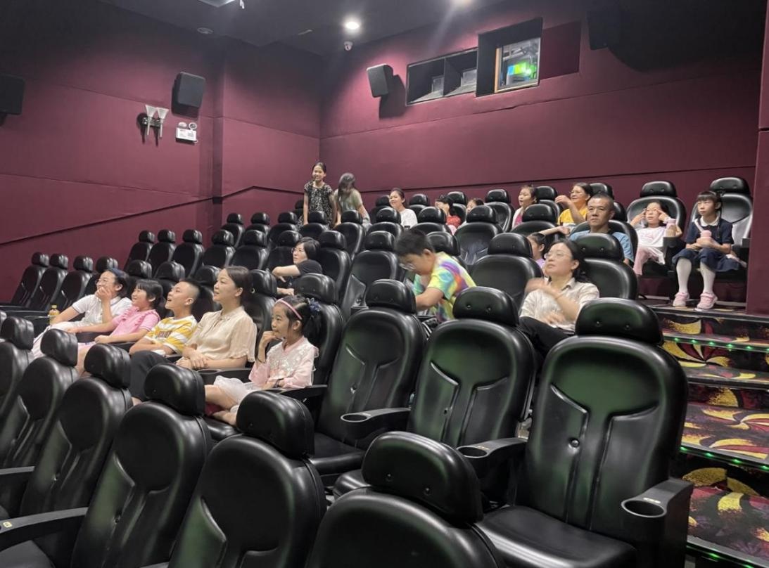 心向阳光 温暖绽放 市金融局组织观看《向日葵中队》