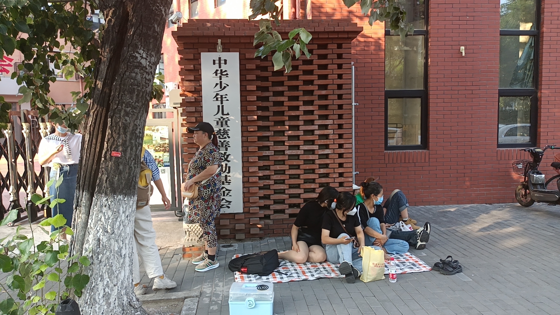 大病家庭深陷“配捐”**:疑似卷走千万善款的,到底是儿慈会“志愿者”还是“地区负责人”?