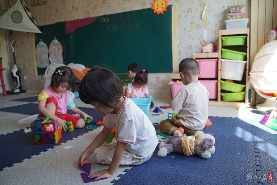 幼儿园生源少了,这里却需求旺盛,“家庭式托育”离走出灰色地带还有多远?
