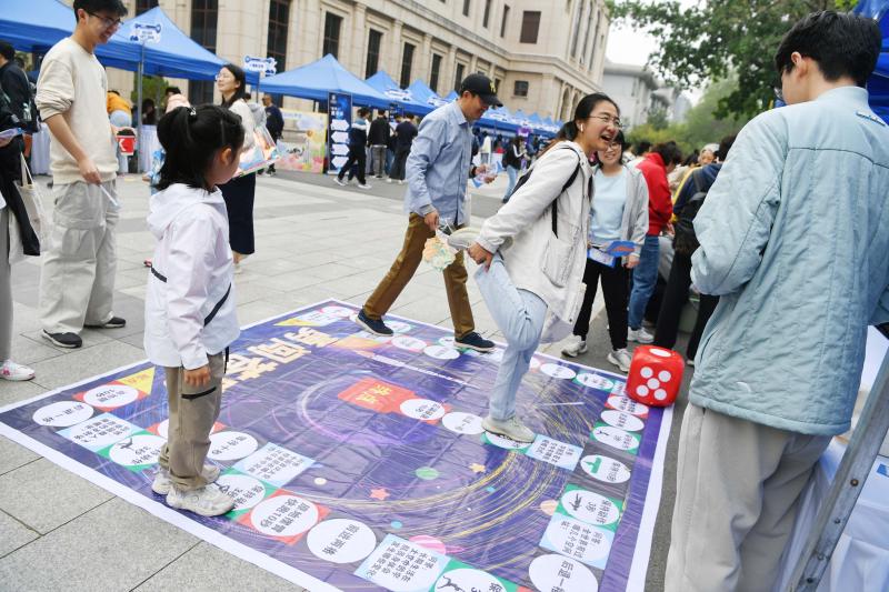 中国航天日 在北航“月宫一号”看月壤种菜