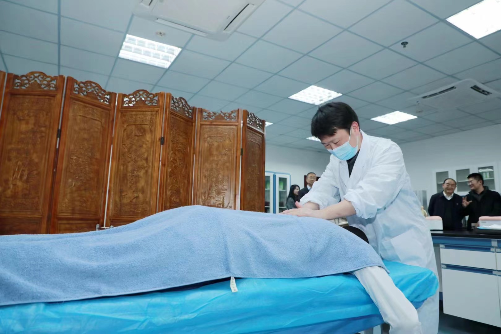 湖南中医药大学名师彭亮:三尺讲台传承“针推疗百病”