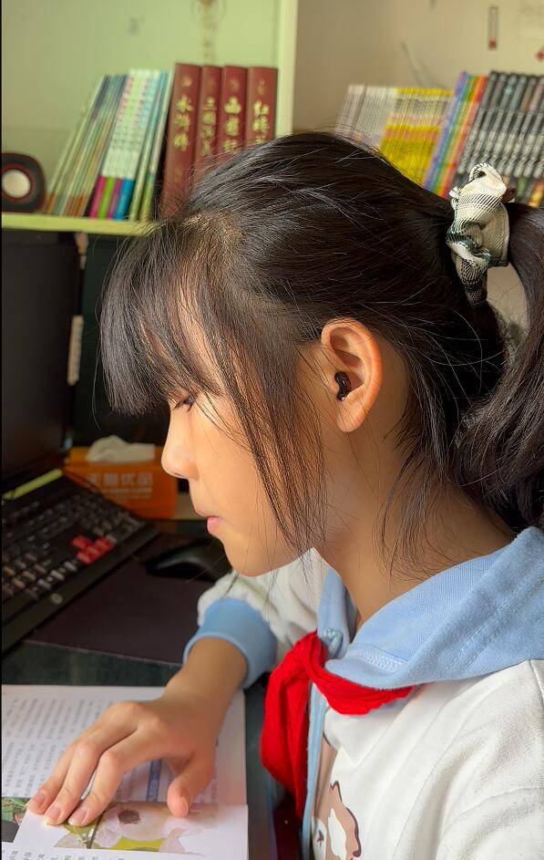听障女孩张婧萱:3年苦练学会说话 想当医生给爸爸治病